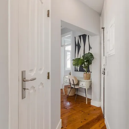 Elegant & Charming 2br Near Lxfactory Apartment